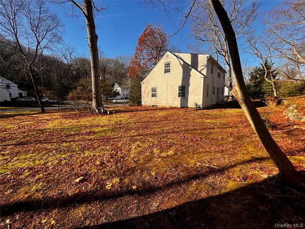 a view of back yard of the house