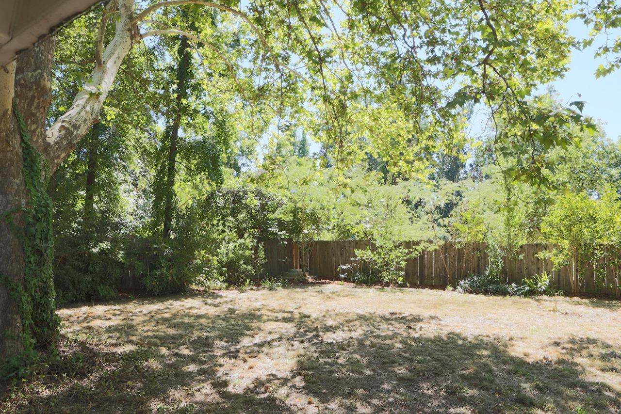 5150 Bidwell Road Redding, CA 96001 - Photo 7 of 24 enormous fenced back yard
