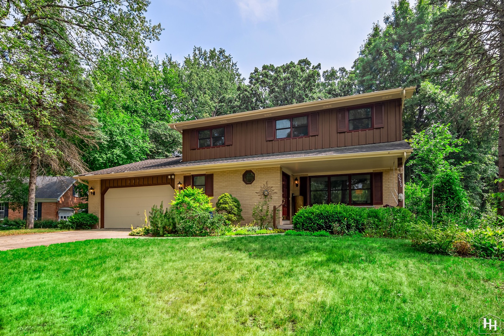 a view of a house with a yard