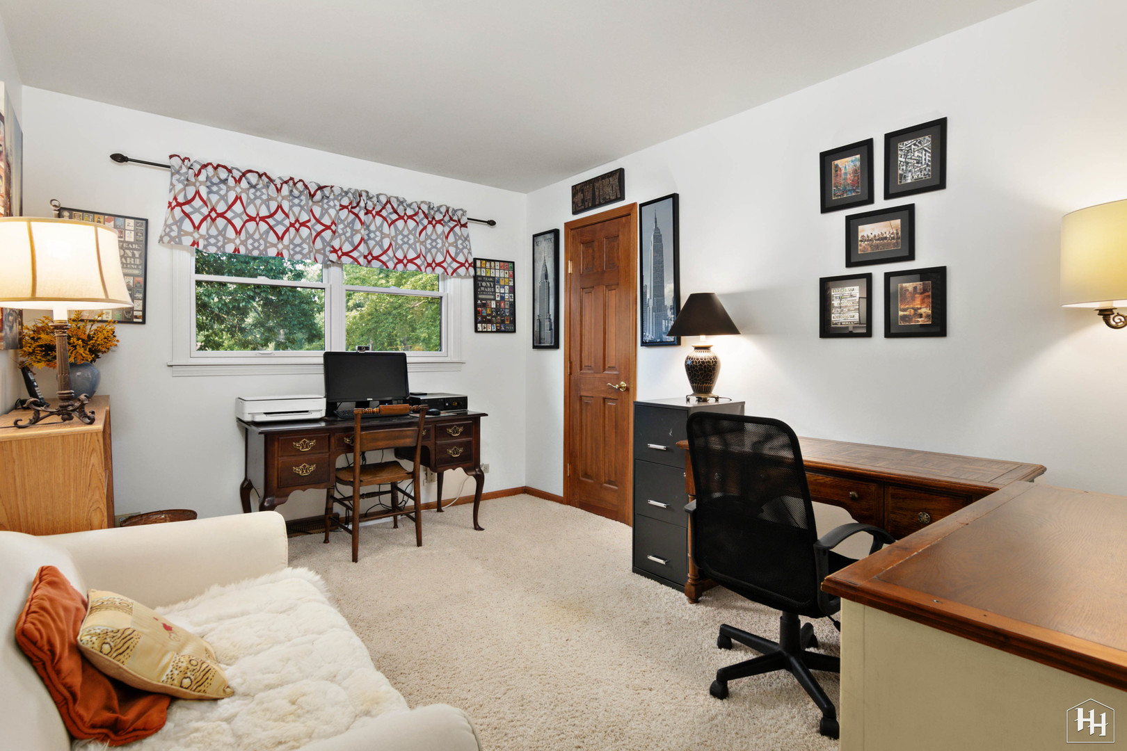2275 Tara Drive Elgin, IL 60123 - Photo 23 of 33 a livingroom with workspace couch and a window
