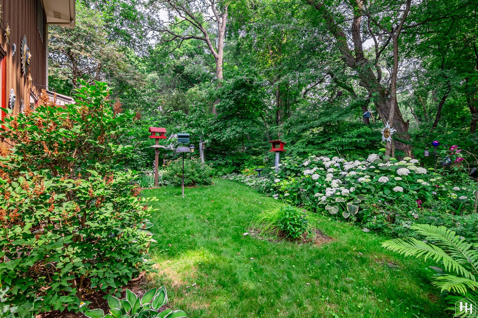 2275 Tara Drive Elgin, IL 60123 - Photo 27 of 33 a view of a flower in a garden