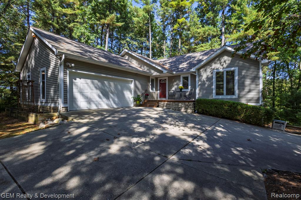 925 Sarah Road Pinckney, MI 48169 - Photo 3 of 56