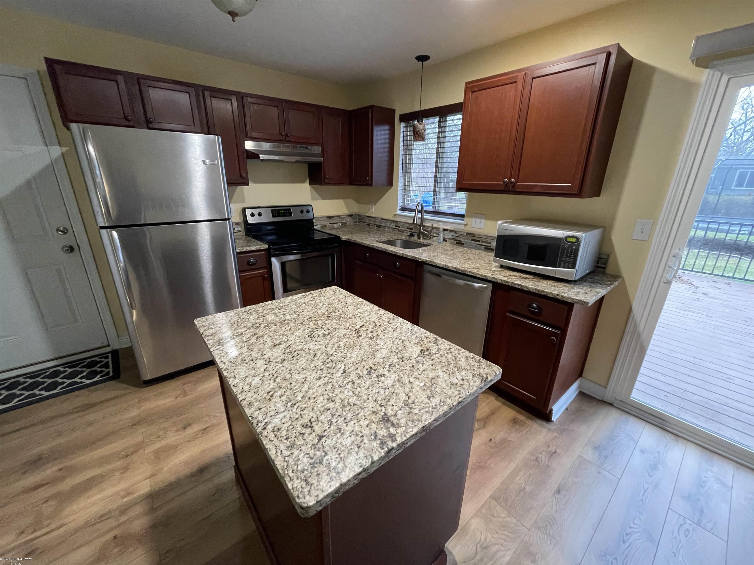 243 Clinton Street Romeo, MI 48065 - Photo 9 of 24 50098428-8.JPG