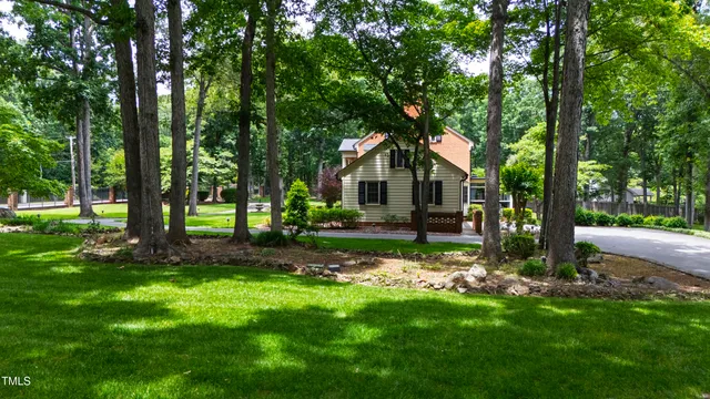 a view of a house with backyard