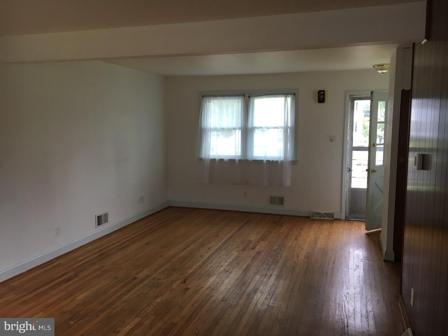 118 Georgetown Road Glassboro, NJ 08028 - Photo 5 of 18 Living Room