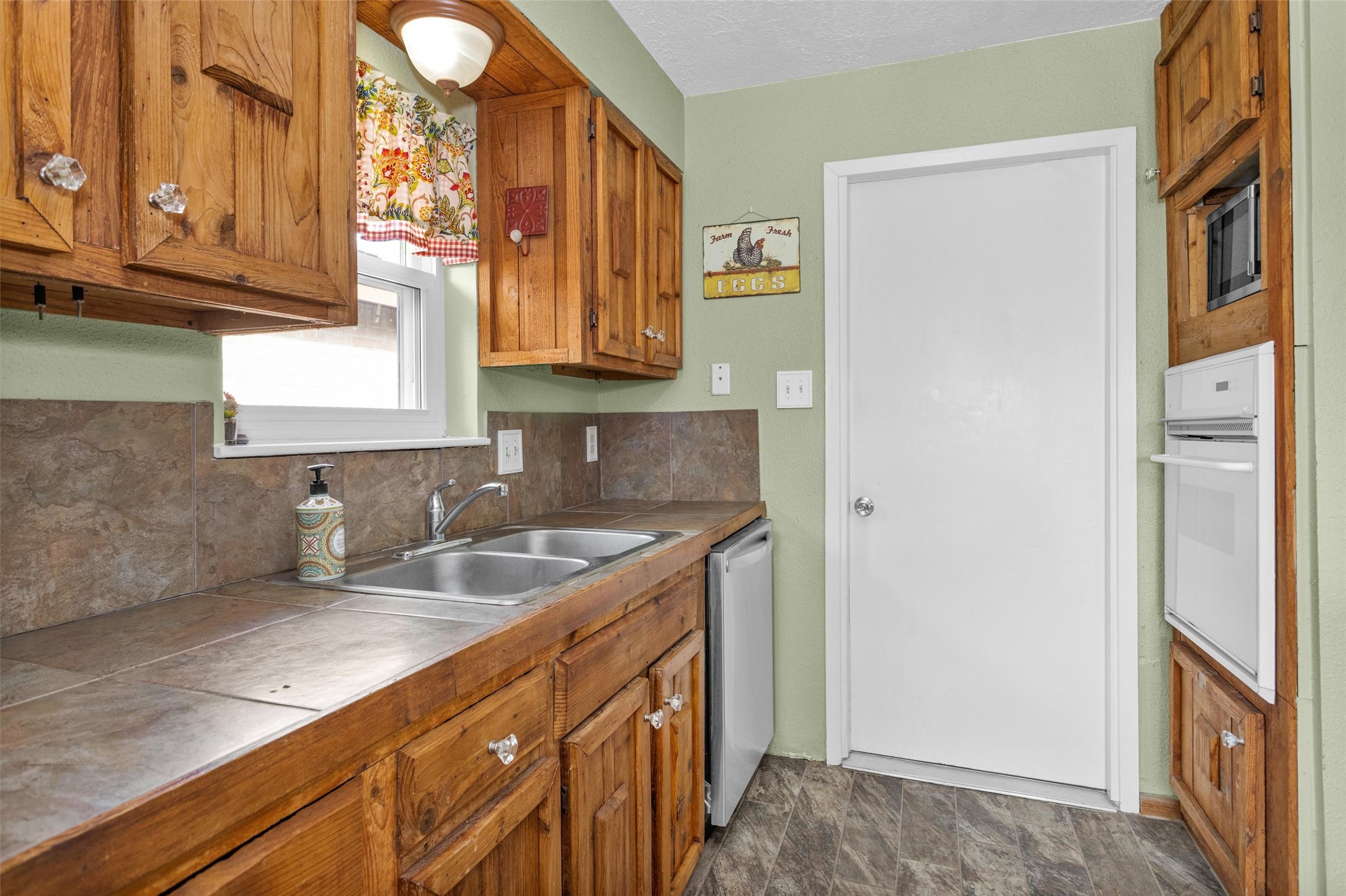 8422 Oakhaven Road La Porte, TX 77571 - Photo 17 of 46