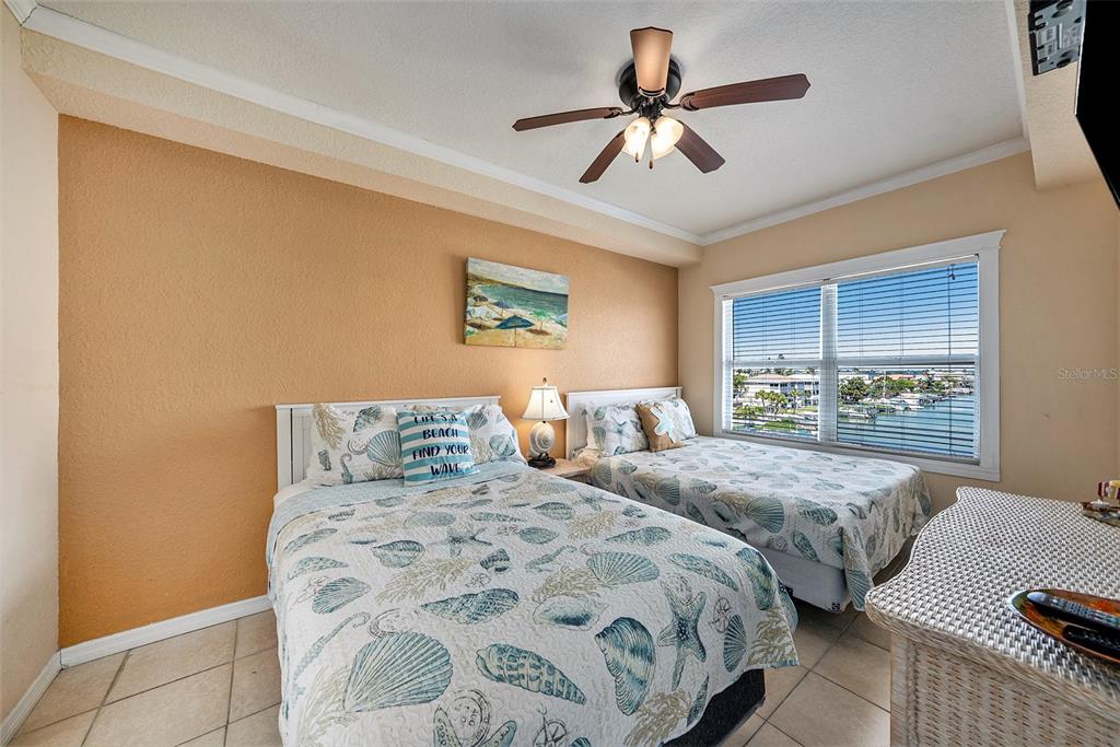 13999 Gulf Boulevard, Unit 406 St. Petersburg, FL 33708 - Photo 17 of 35 a bedroom with two separate beds and a window