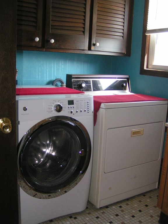 262 Anthony Street Fall River, MA 02721 - Photo 8 of 21 a utility room with dryer and washer
