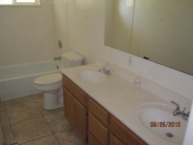 2281 West Pecan Road Phoenix, AZ 85041 - Photo 8 of 9 Bathroom
