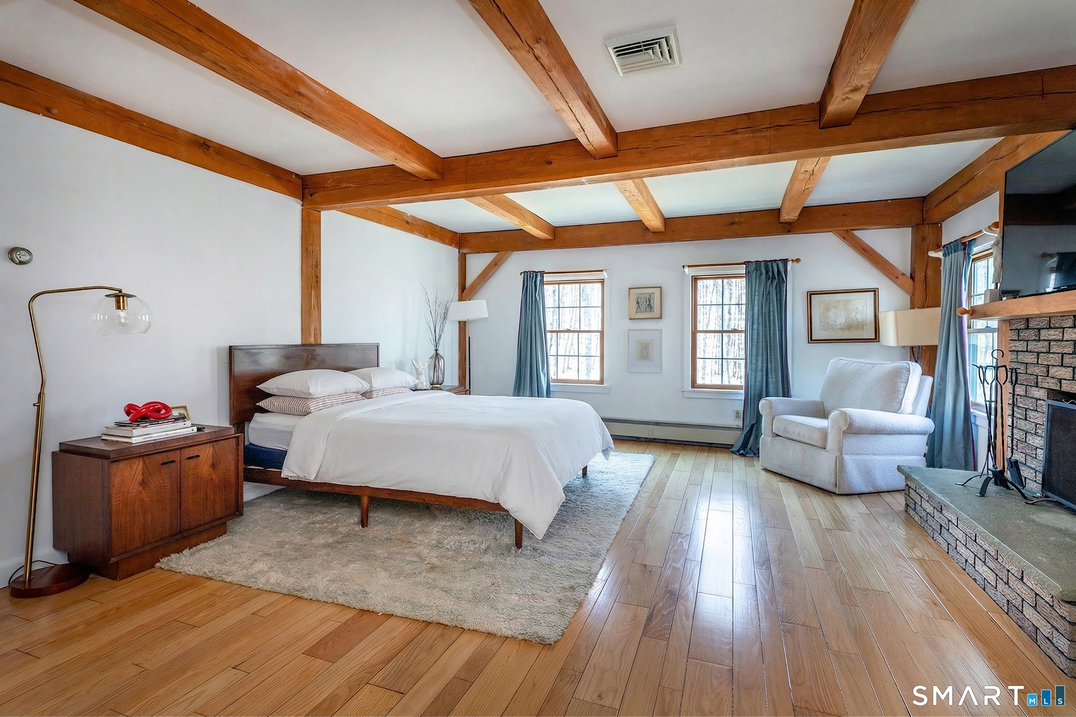 24 Hickory Lane Roxbury, CT 06783 - Photo 18 of 42 a spacious bedroom with a bed and wooden floor