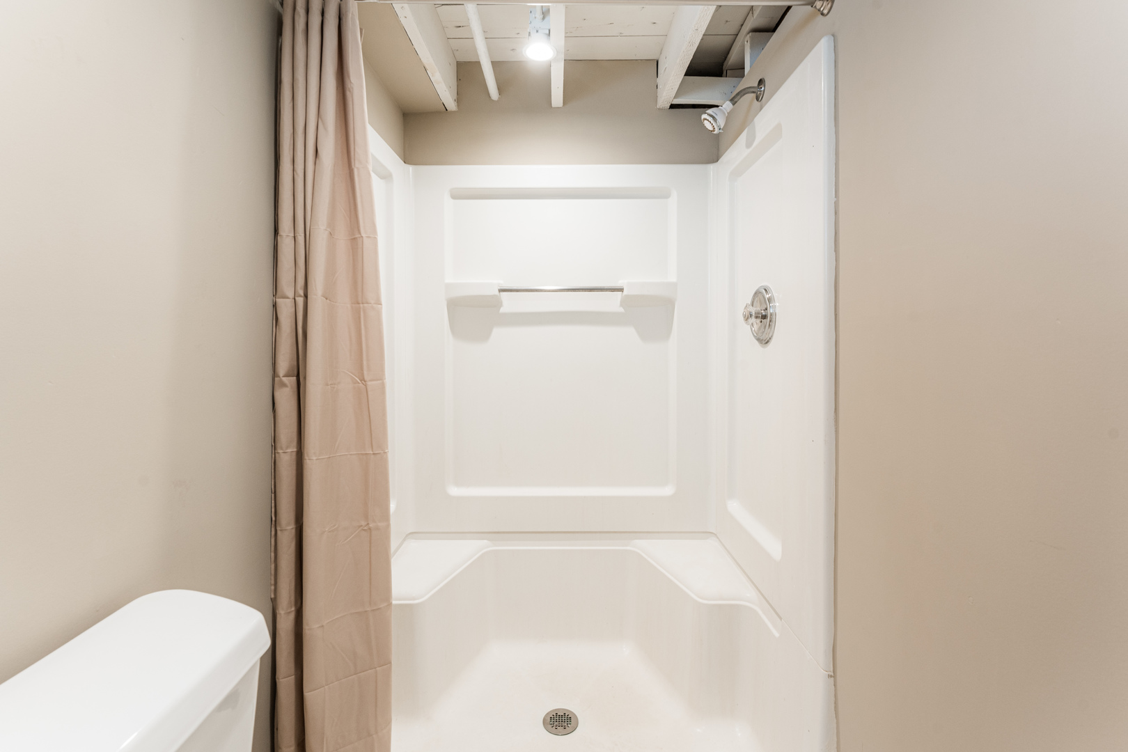 181 North Prince Crossing Road West Chicago, IL 60185 - Photo 41 of 62 a bathroom with a bathtub