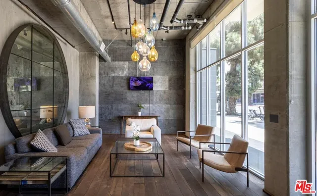 $3,153 | 1249 South Grand Avenue, Unit 413, Los Angeles, CA 90015