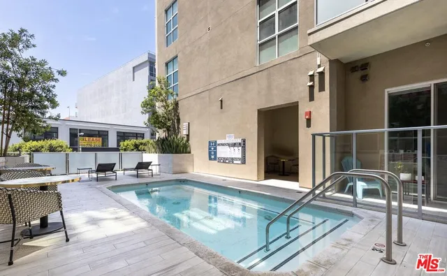 $3,153 | 1249 South Grand Avenue, Unit 413, Los Angeles, CA 90015