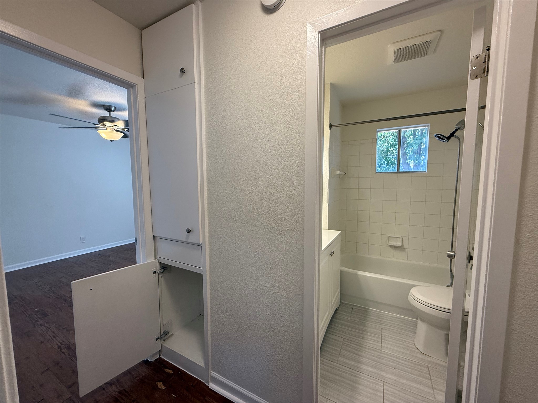6710 Circle S Road, Unit B Austin, TX 78745 - Photo 8 of 14 a bathroom with a toilet