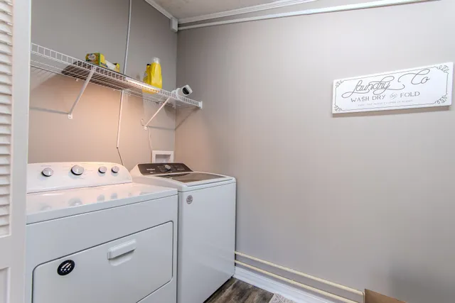 a view of entryway with furniture