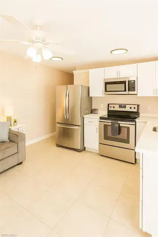 a picture of table and chairs