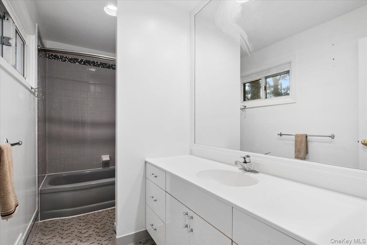 21 Tanglewood Road Scarsdale, NY 10583 - Photo 15 of 28 Hall bath