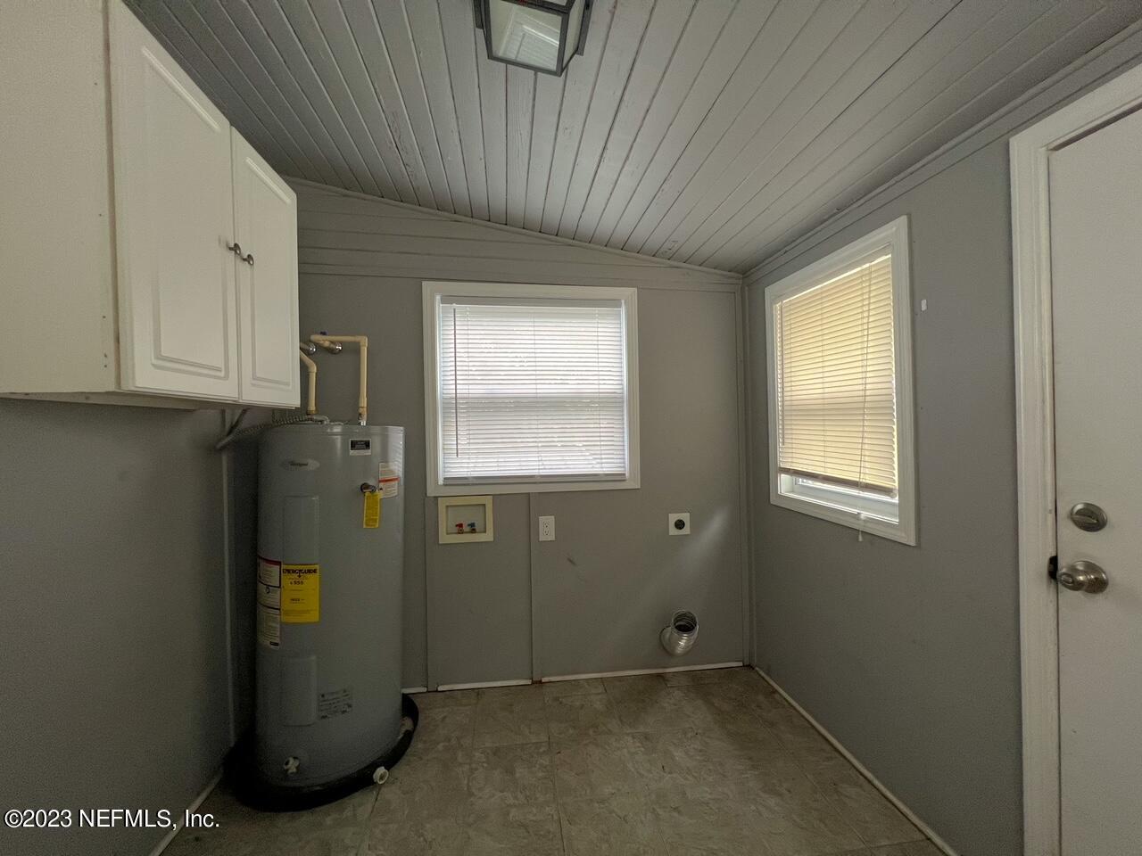 902 Nelson Street Jacksonville, FL 32205 - Photo 11 of 13 a view of an empty room with closet and a window