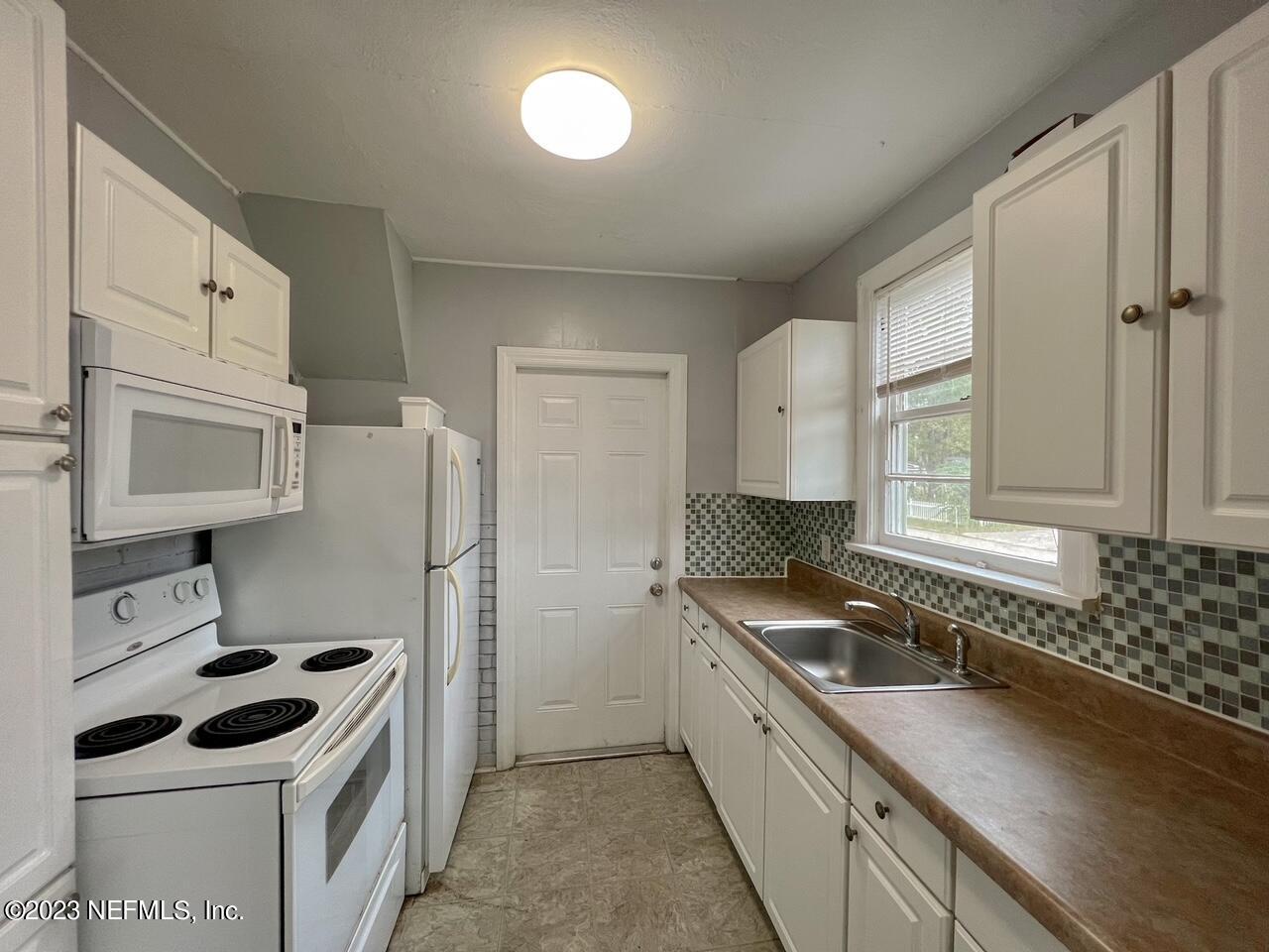902 Nelson Street Jacksonville, FL 32205 - Photo 4 of 13 a kitchen that has a sink and a stove