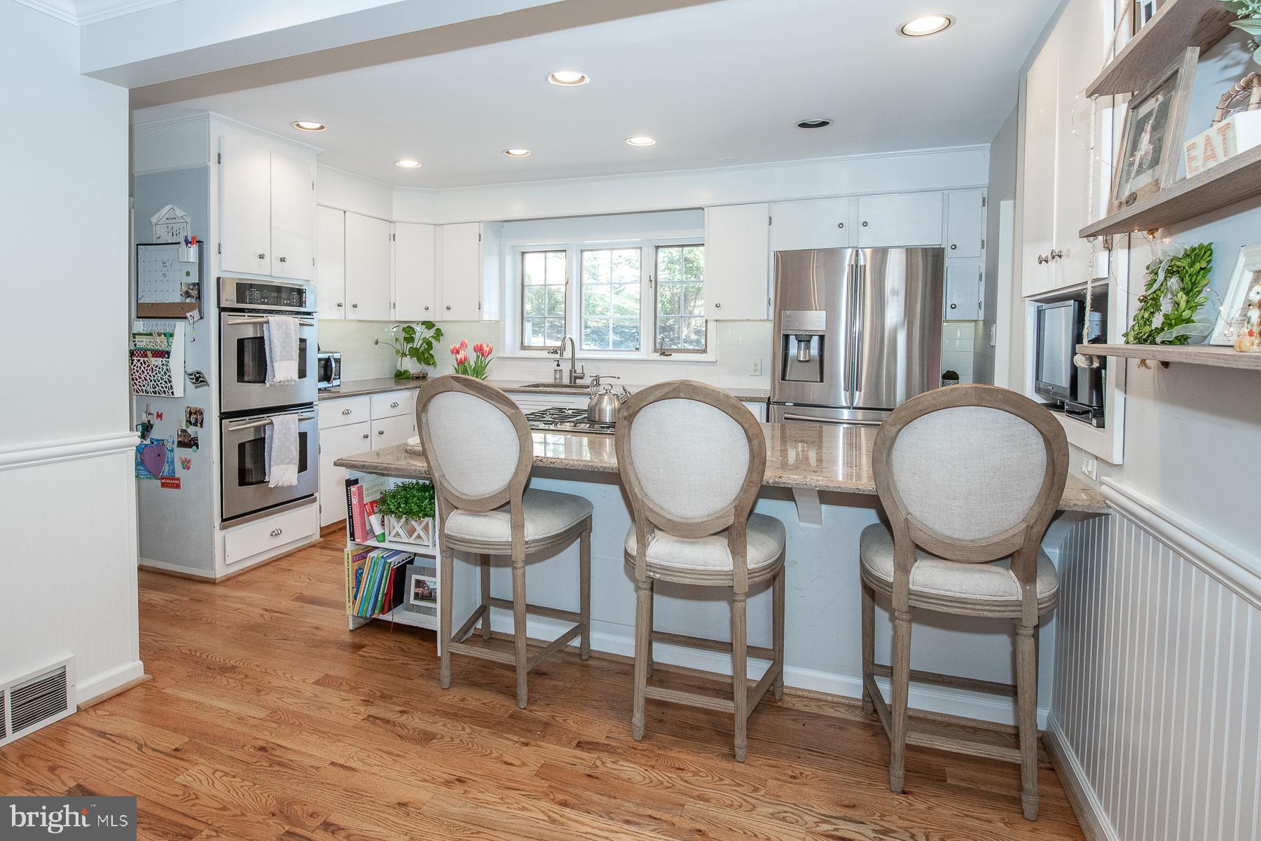 20 Briar Road Wayne, PA 19087 - Photo 12 of 38 Large kitchen island with additional seating