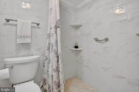 a view of empty room with window