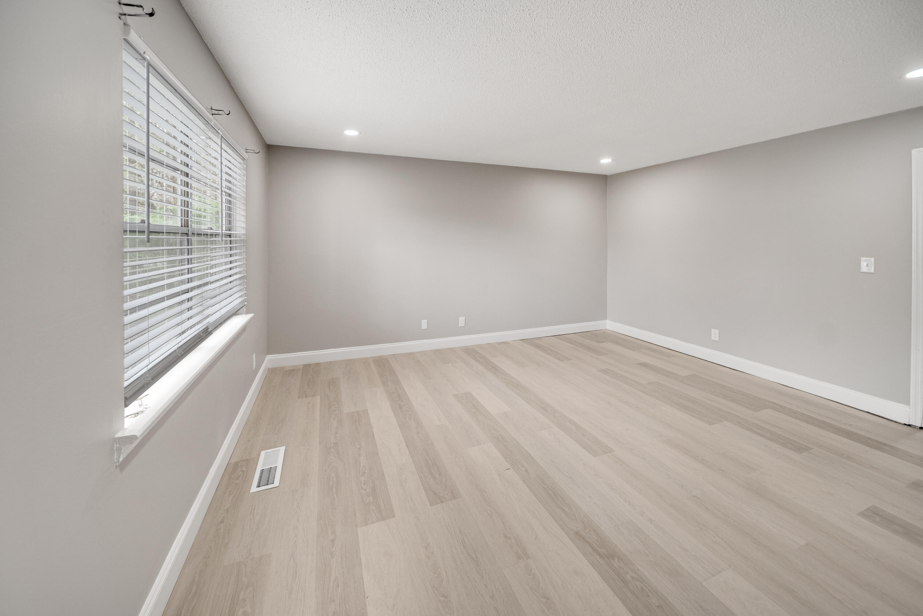 7118 Shepherd View Circle, Unit B Chattanooga, TN 37421 - Photo 4 of 16 DSC09927-NEW