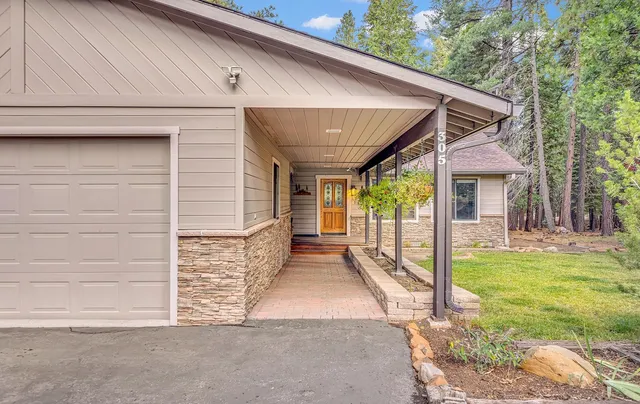 a view of a house with backyard and a garden