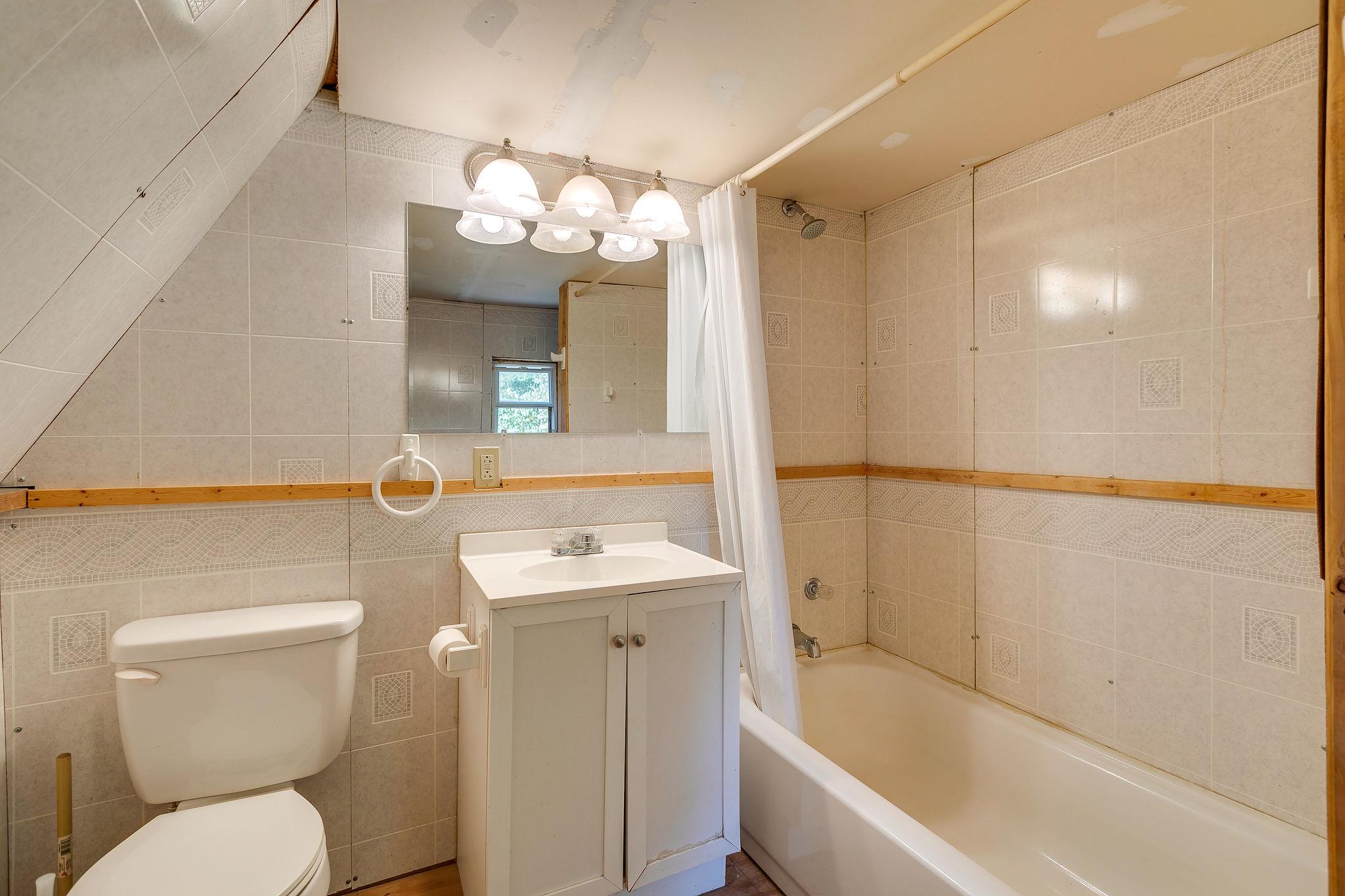 6572 Hassell Creek Road Lyles, TN 37098 - Photo 20 of 29 a bathroom with a toilet a sink and bathtub