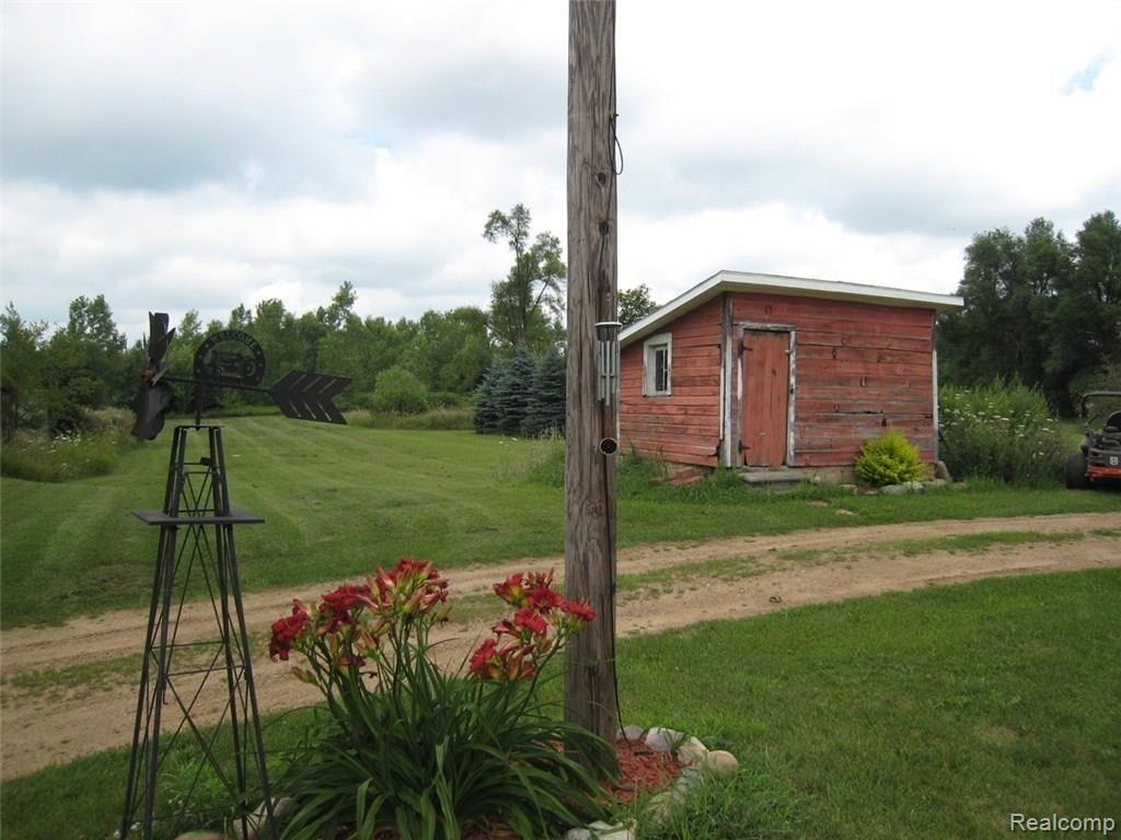 2563 East Burnside Road North Branch, MI 48461 - Photo 27 of 33 Chicken Koop.jpg