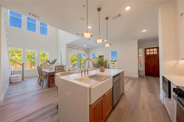 a large kitchen with kitchen island a large island in it