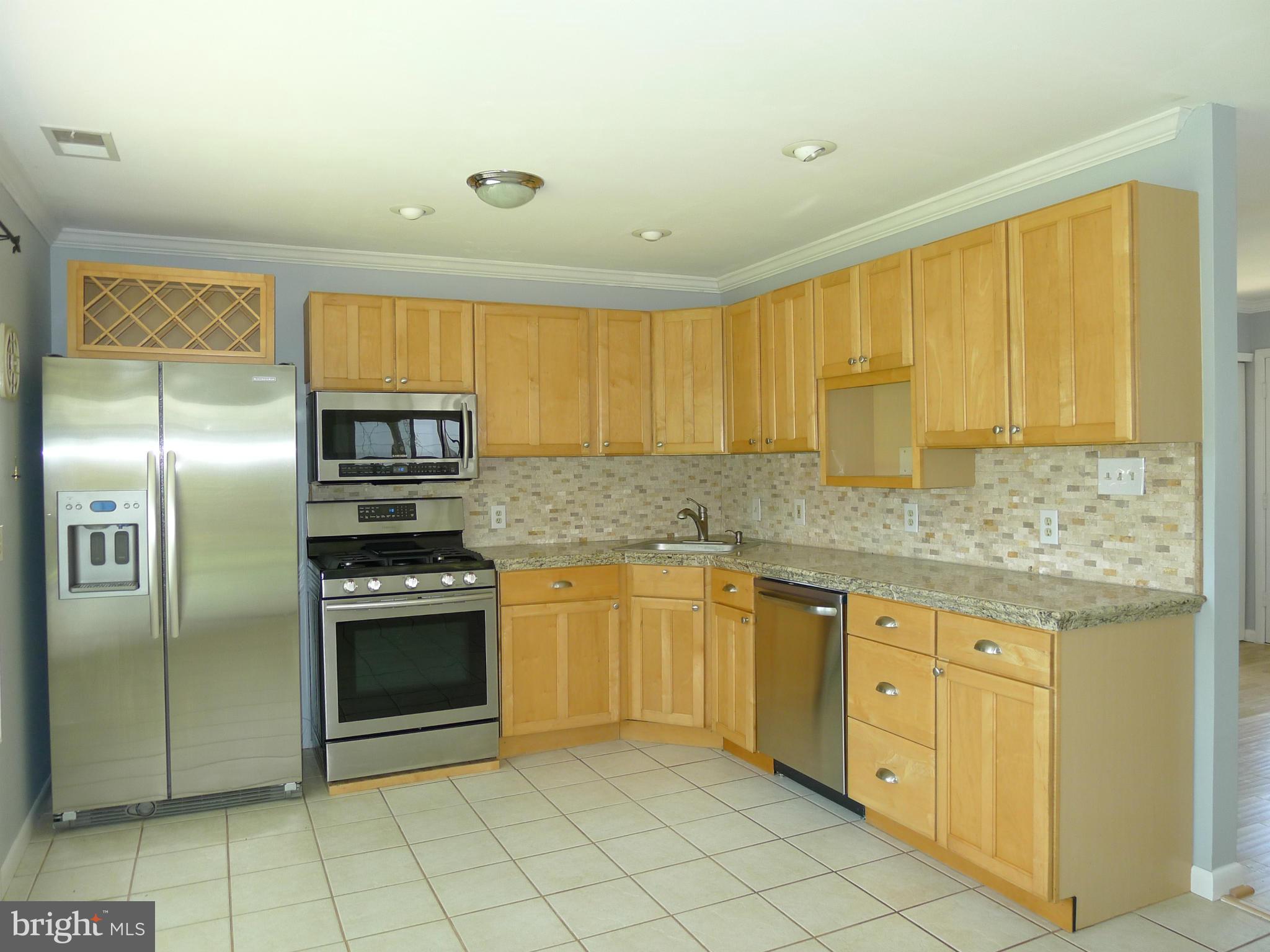 6302 Climbhill Road Alexandria, VA 22310 - Photo 3 of 30 Stainless Steel * Granite * Tile flooring