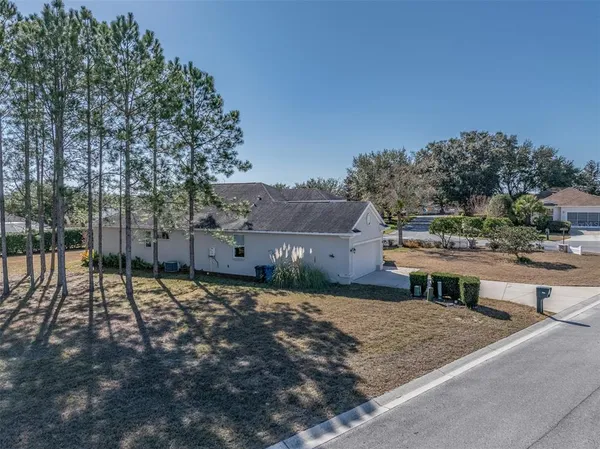 a view of a backyard