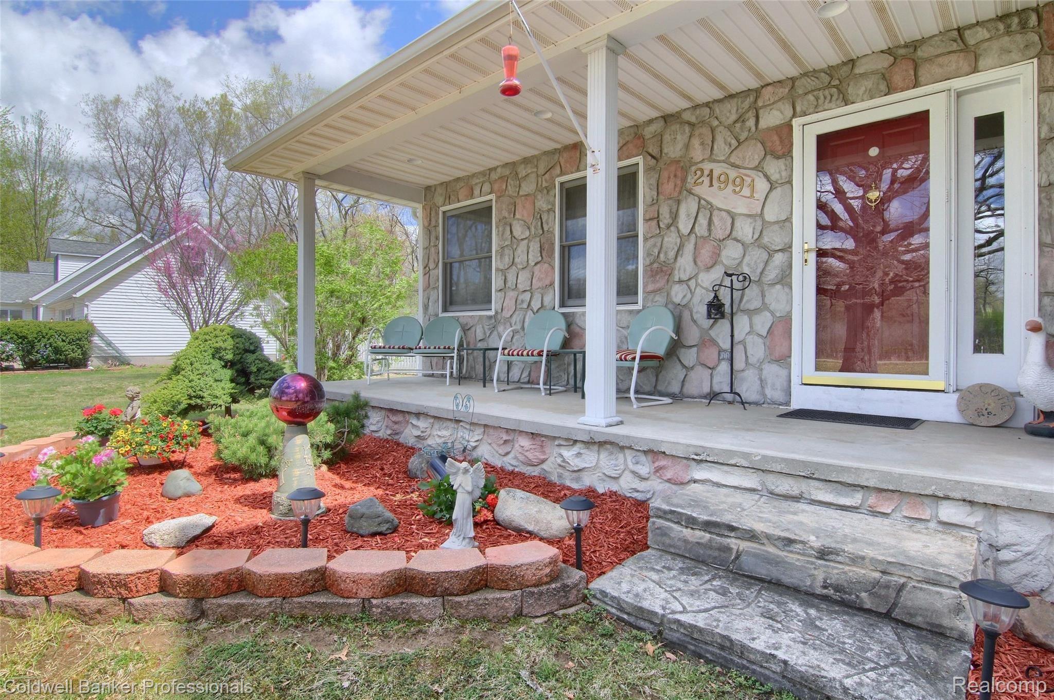 21991 Rust Road New Boston, MI 48164 - Photo 3 of 32 3-Front-Porch.jpg