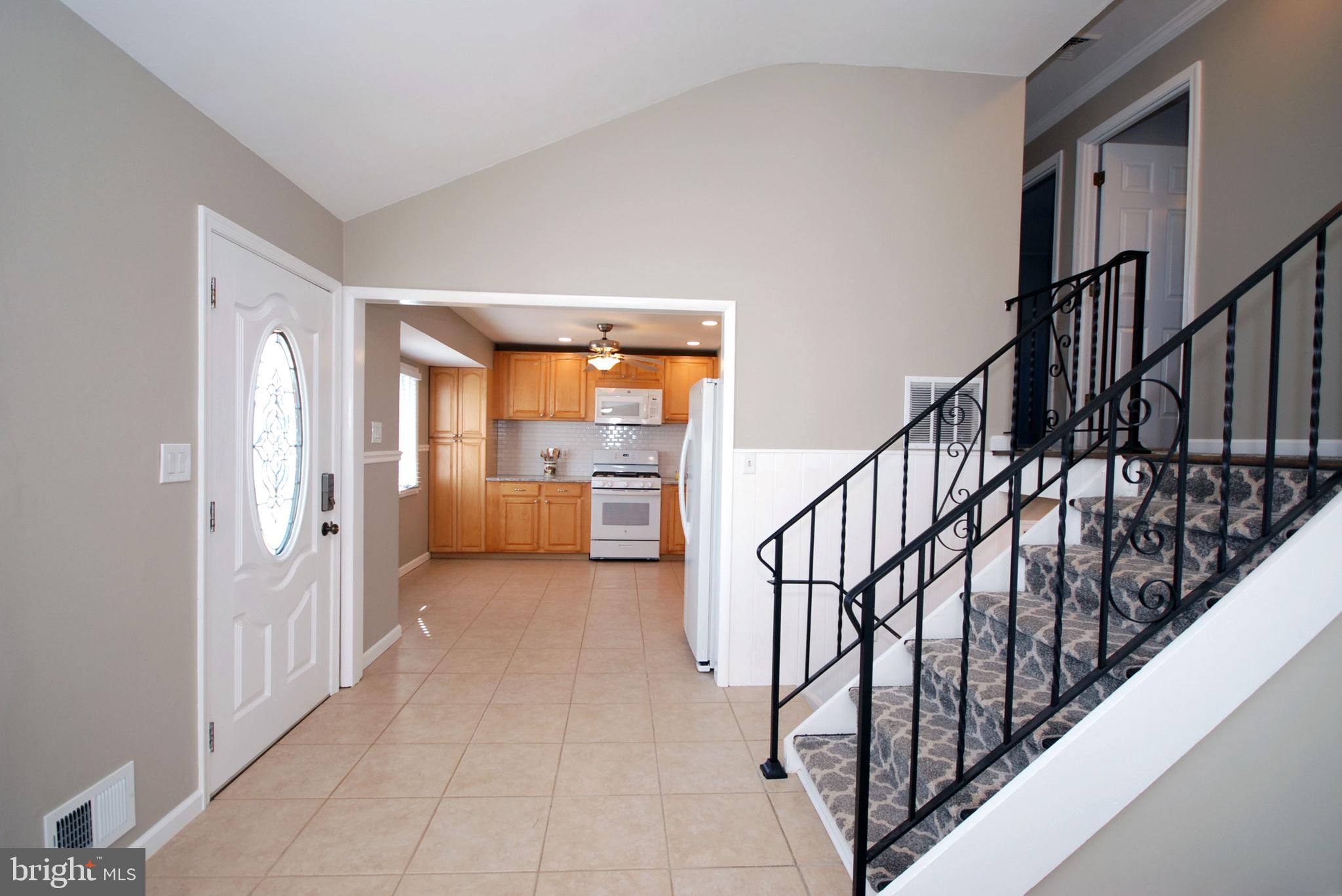 20 Hastings Road Hamilton, NJ 08620 - Photo 3 of 32 Entrance into foyer, main floor