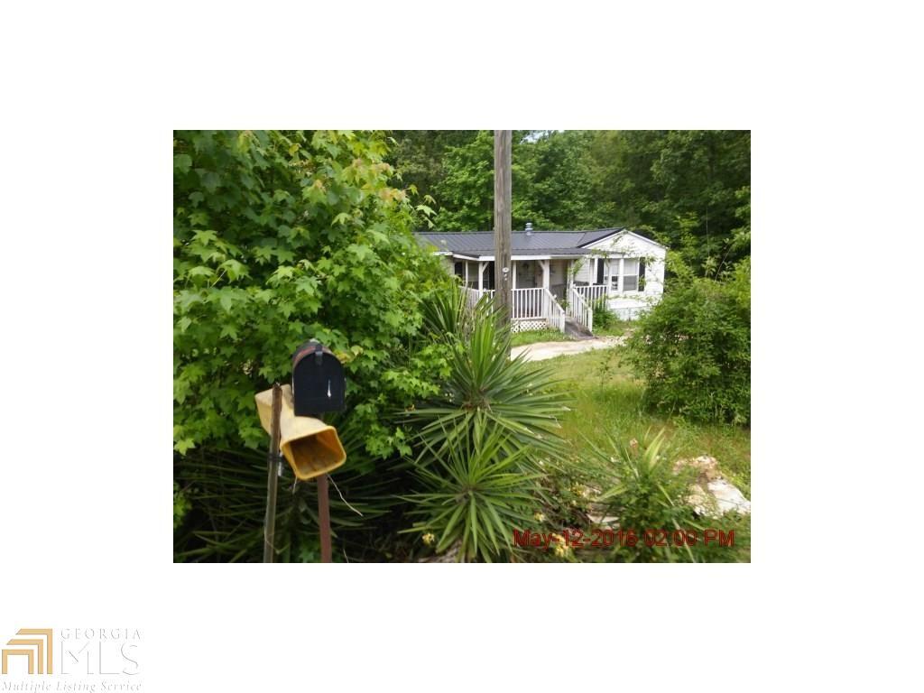 a view of a back yard