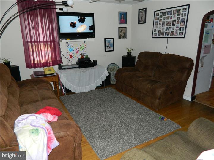 288 South Fellowship Road Maple Shade, NJ 08052 - Photo 3 of 10 Living Room