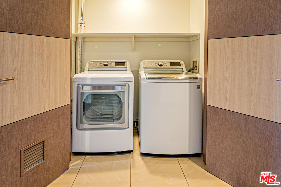 903 South New Hampshire Avenue, Unit 303 Los Angeles, CA 90006 - Photo 22 of 33 a utility room with washer and dryer