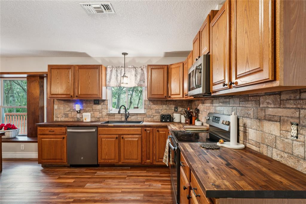 11185 Cleever Street Weeki Wachee, FL 34614 - Photo 16 of 57