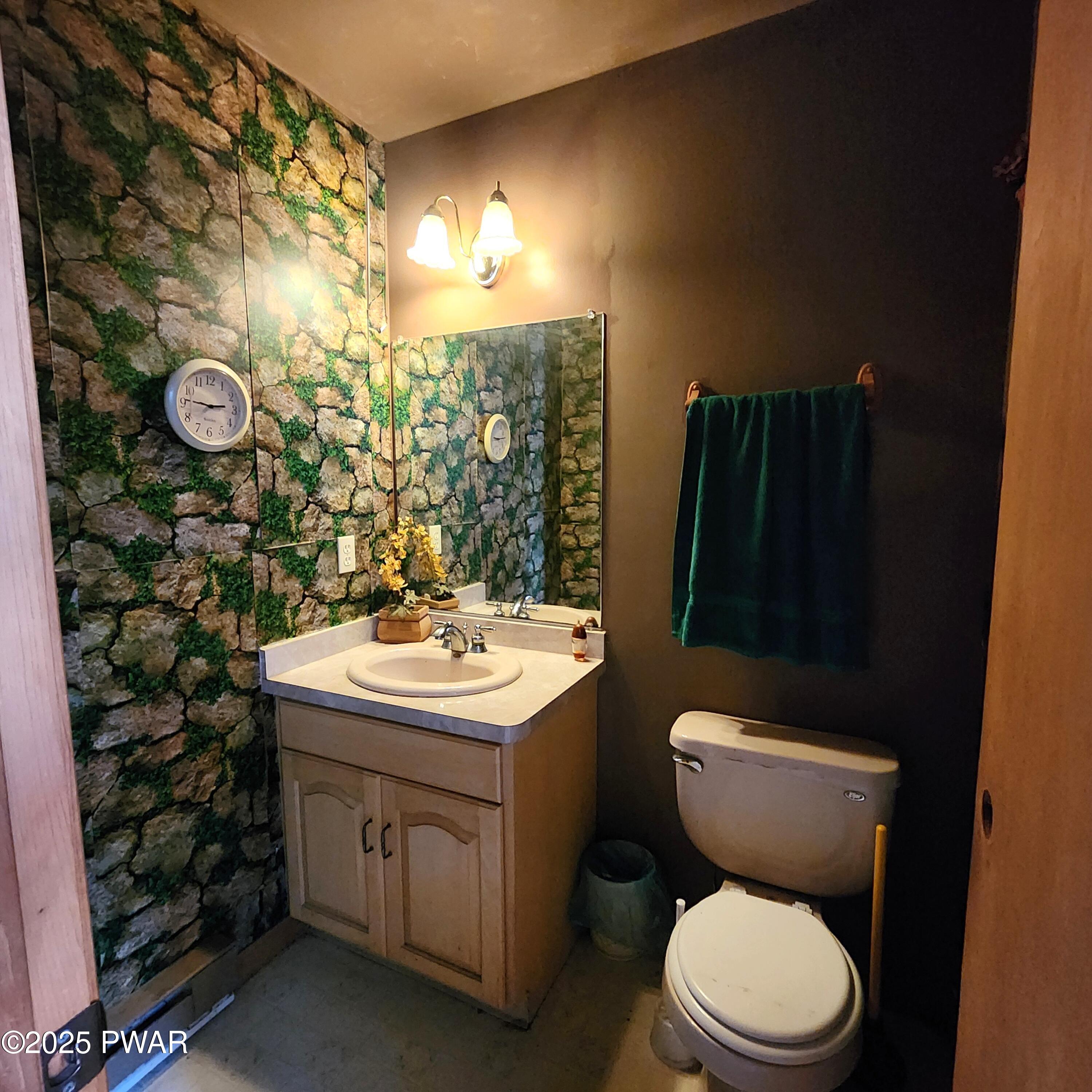 111 Ranger Road Greeley, PA 18425 - Photo 6 of 27 half bath on main
