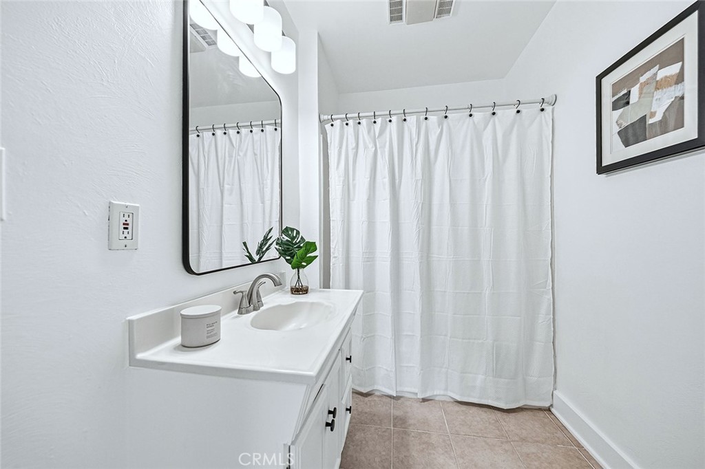 1384 Prospect Avenue Long Beach, CA 90804 - Photo 22 of 37 Bath #2