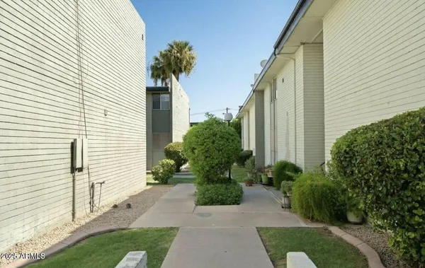 $2,100 | 6767 North 7th Street, Unit 123, Phoenix, AZ 85014