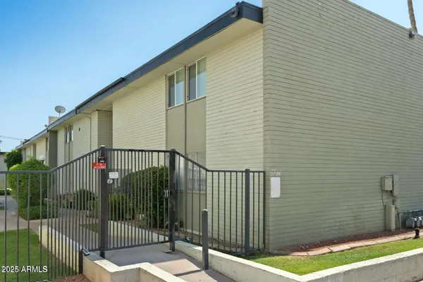 $2,100 | 6767 North 7th Street, Unit 123, Phoenix, AZ 85014