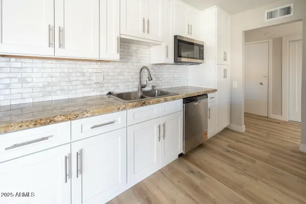 $2,100 | 6767 North 7th Street, Unit 123, Phoenix, AZ 85014