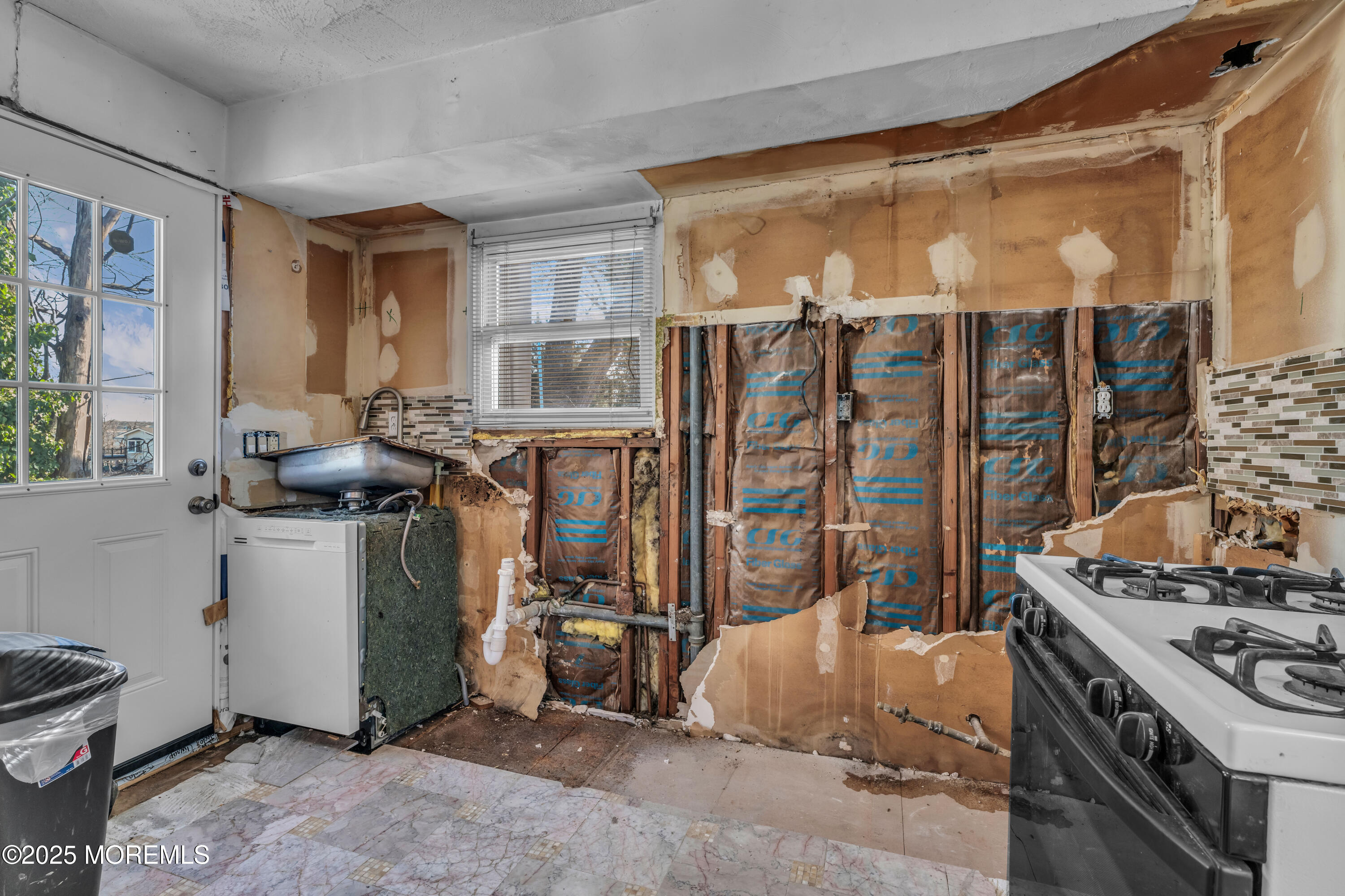 975 South Concourse Keyport, NJ 07735 - Photo 21 of 46 a kitchen that has a sink and a stove