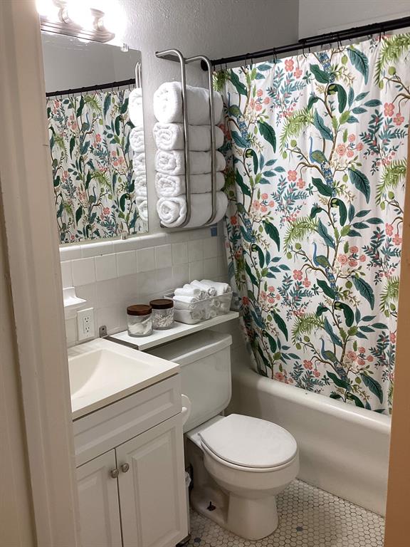 4034 Hawthorne Avenue, Unit 103 Dallas, TX 75219 - Photo 9 of 13 a bathroom with a sink and a toilet