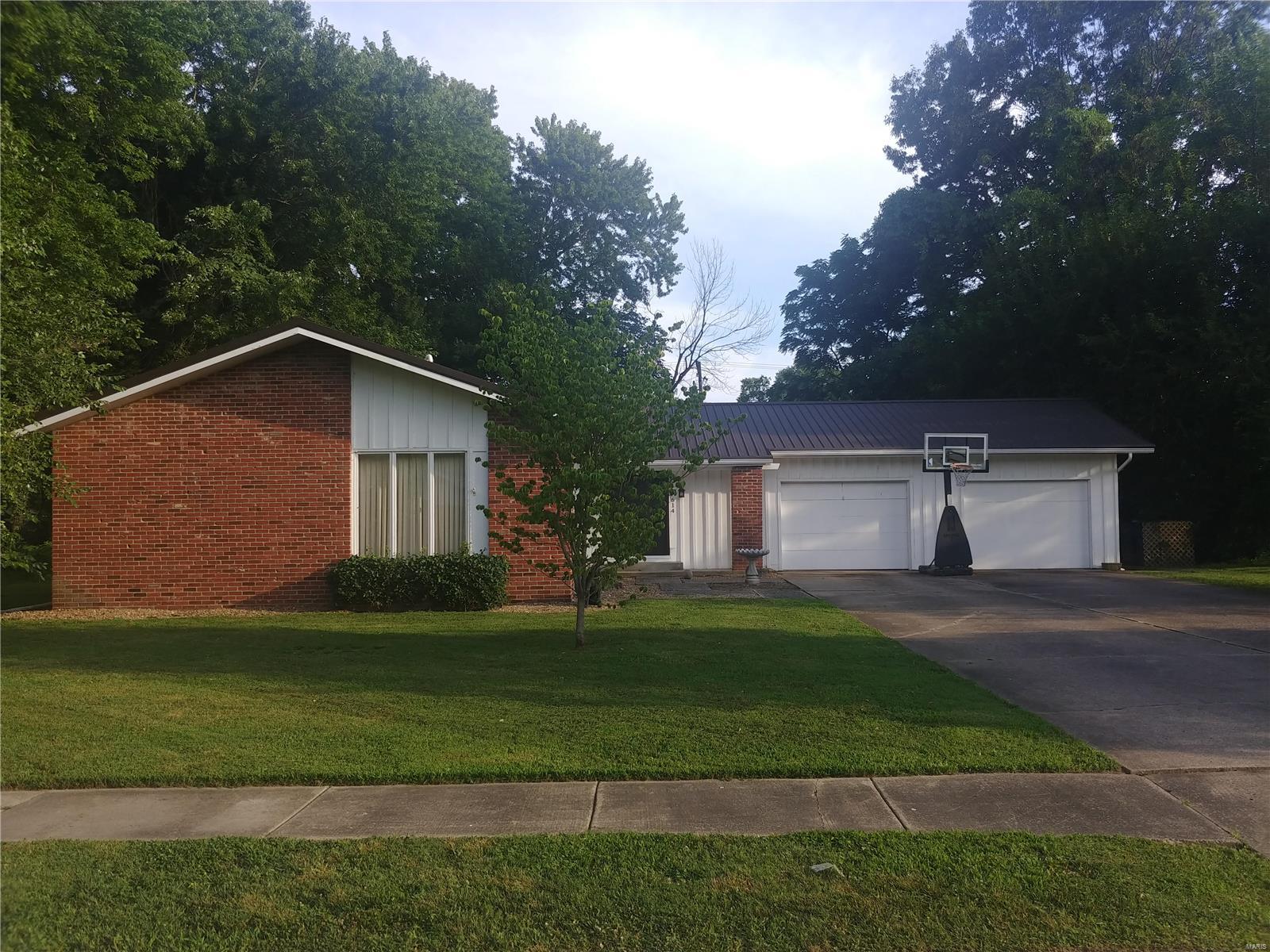 614 West Reed Street Benton, IL 62812 - Photo 2 of 14