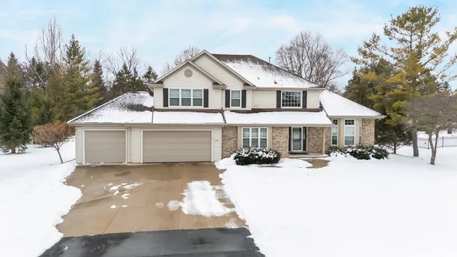 $549,900 | 2985 Pine Ridge Road, Oshkosh, WI 54904