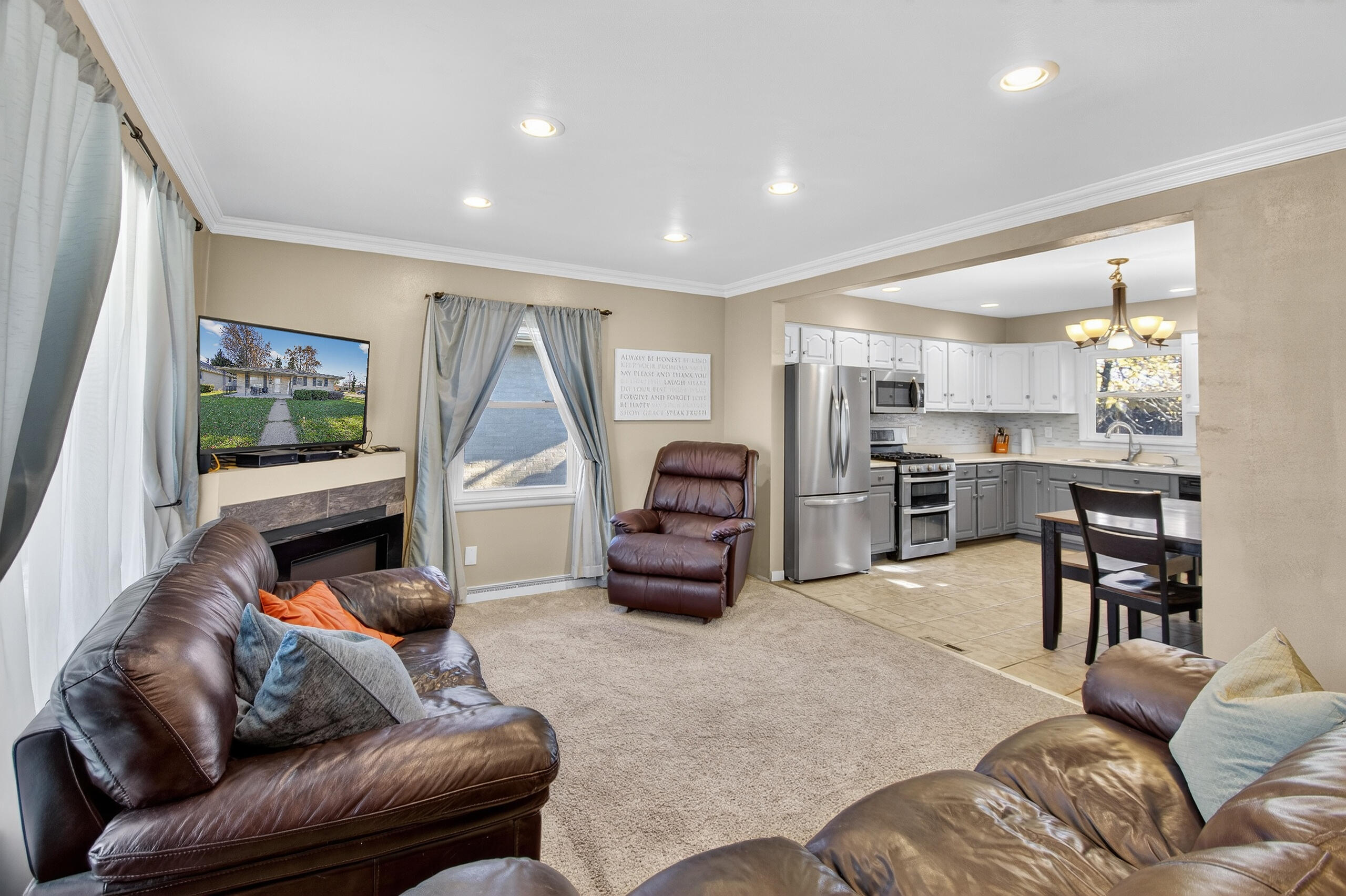 1123 Montclair Drive Racine, WI 53402 - Photo 2 of 28 010_DSC_7506