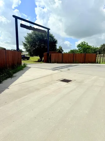 $600,000 | 21728 Fairground Road, Hempstead, TX 77445