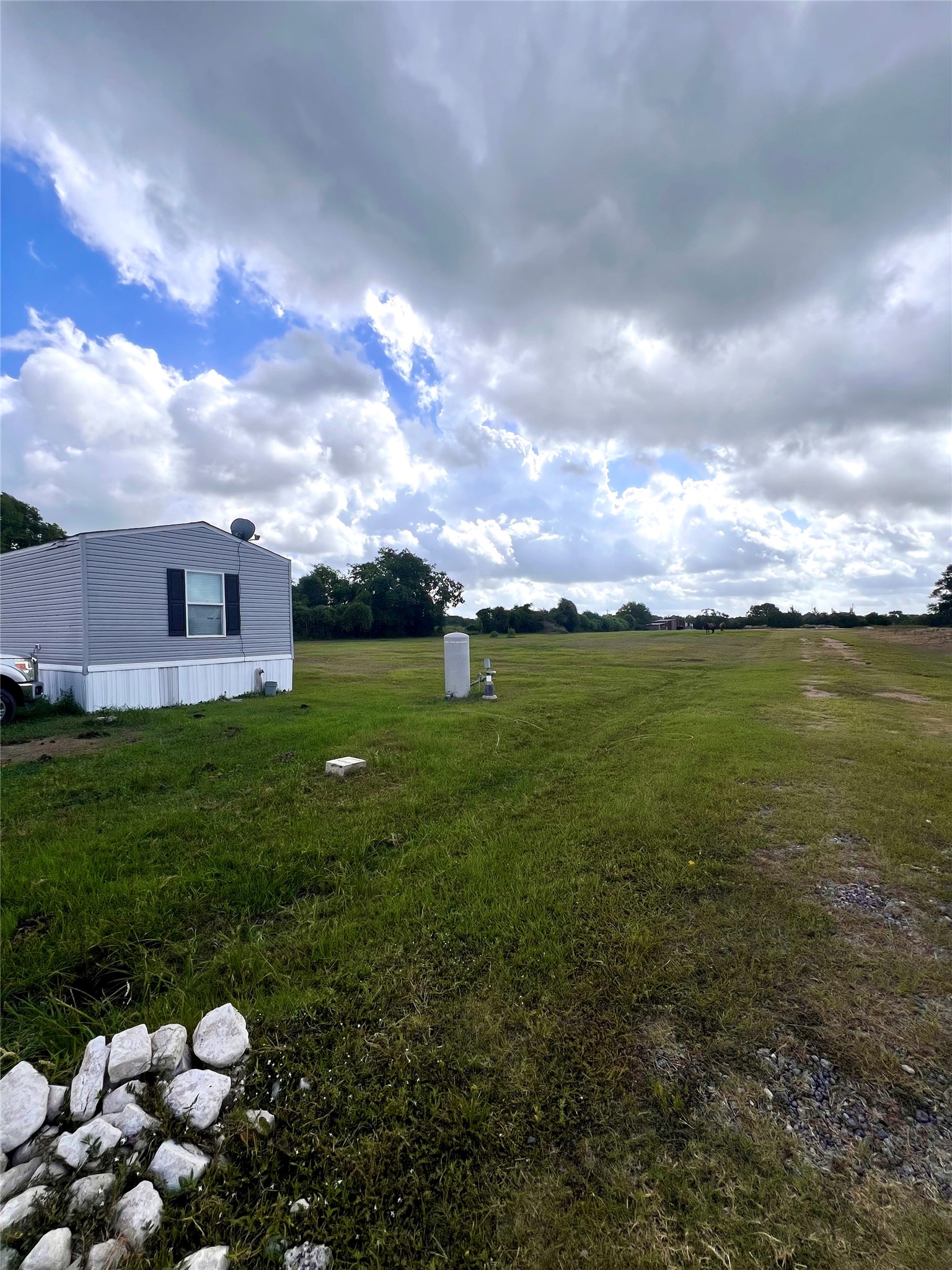 21728 Fairground Road Hempstead, TX 77445 - Photo 19 of 23 a backyard of a house with lots of green space